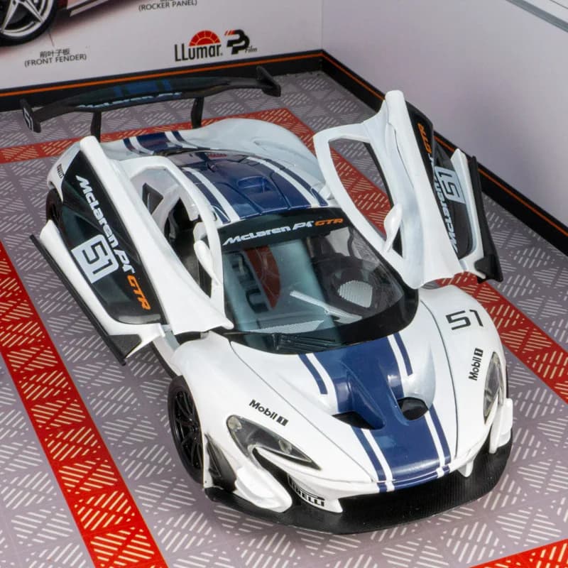1: 24 Simulazione P1 GTR Modello di auto in lega Pendolo Ruota anteriore Rotante Sospensione statica Auto giocattolo