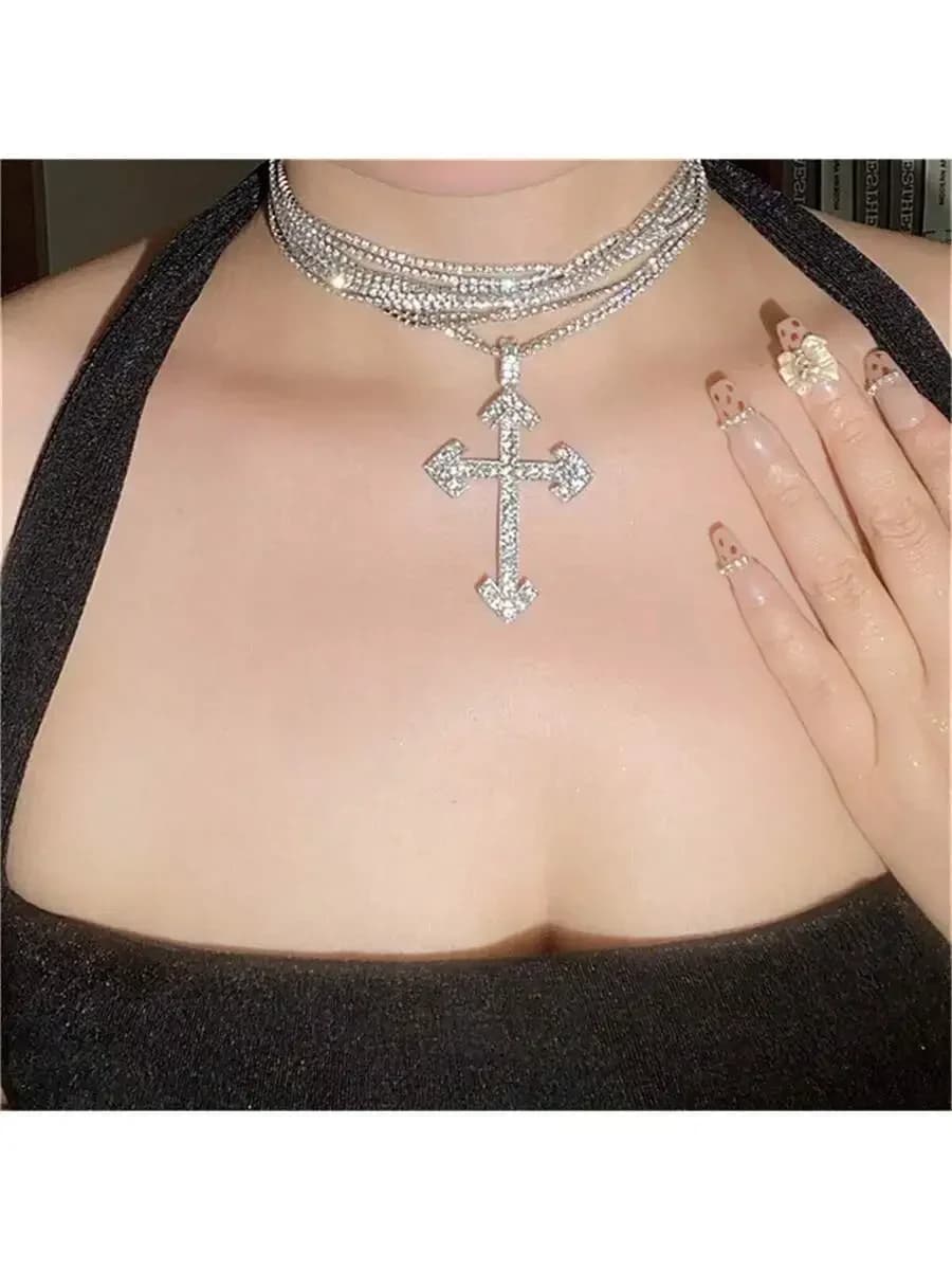 Collana girocollo esagerata a strati con ciondolo a croce e strass per feste