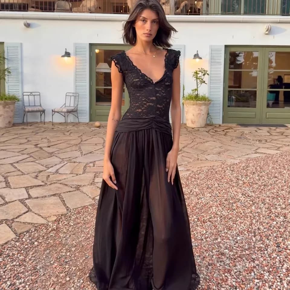 Abito da donna in chiffon nero con pizzo, scollo a V, trasparenze e gonna a balze
