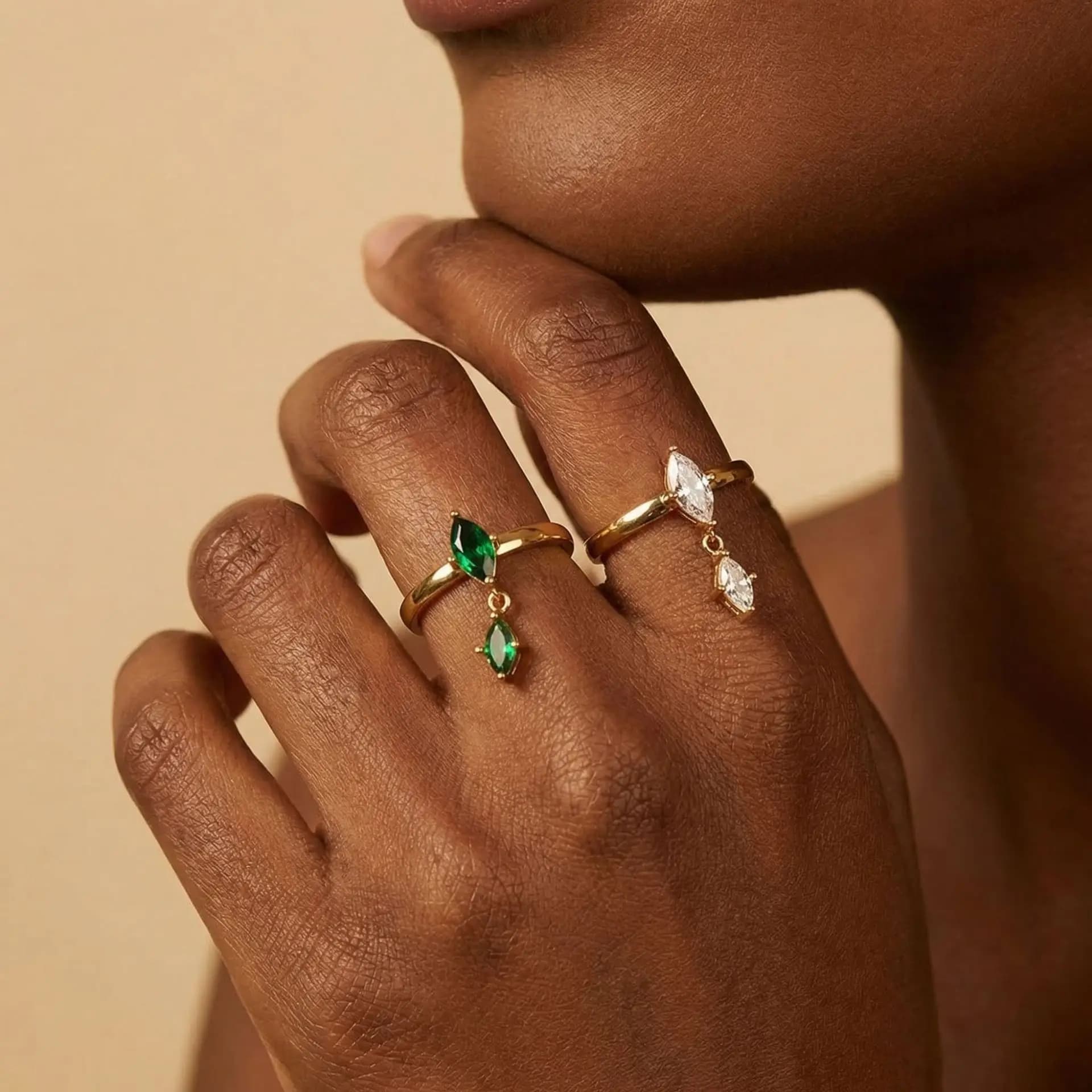 Anello a catena con zirconi a goccia, design di lusso leggero da donna, in acciaio inossidabile placcato oro 18 carati, gioiello alla moda per feste e vacanze