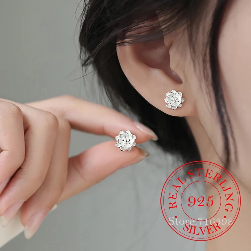 Orecchini a bottone con fiore di loto di lusso in argento sterling 925 per le donne Gioielli per feste di nozze per ragazze Regalo di amiche