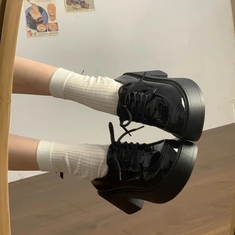 Scarpe singole alla moda con lacci e rialzo interno, nuove scarpe in pelle con suola spessa per donna, collezione Primavera Estate 2026