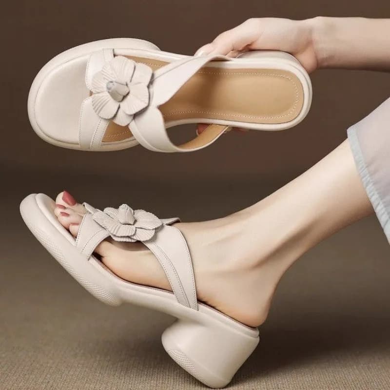 Sandali e pantofole open-toe francesi con bellissimi fiori da donna nell'estate 2025 Nuove infradito con tacco alto e piattaforma