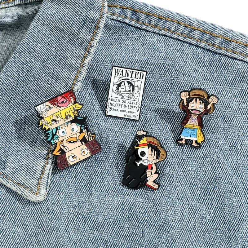 Anime One Piece Rufy Periferico Cartoon Creativo Distintivo in metallo Moda Versatile Borsa per abbigliamento Astuccio Spilla fai da te Accessori