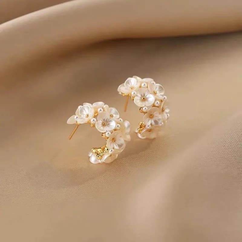Orecchini di perle di fiori squisiti e adorabili, eleganti orecchini a bottone per feste alla moda da donna, regali di gioielli per le vacanze delle ragazze