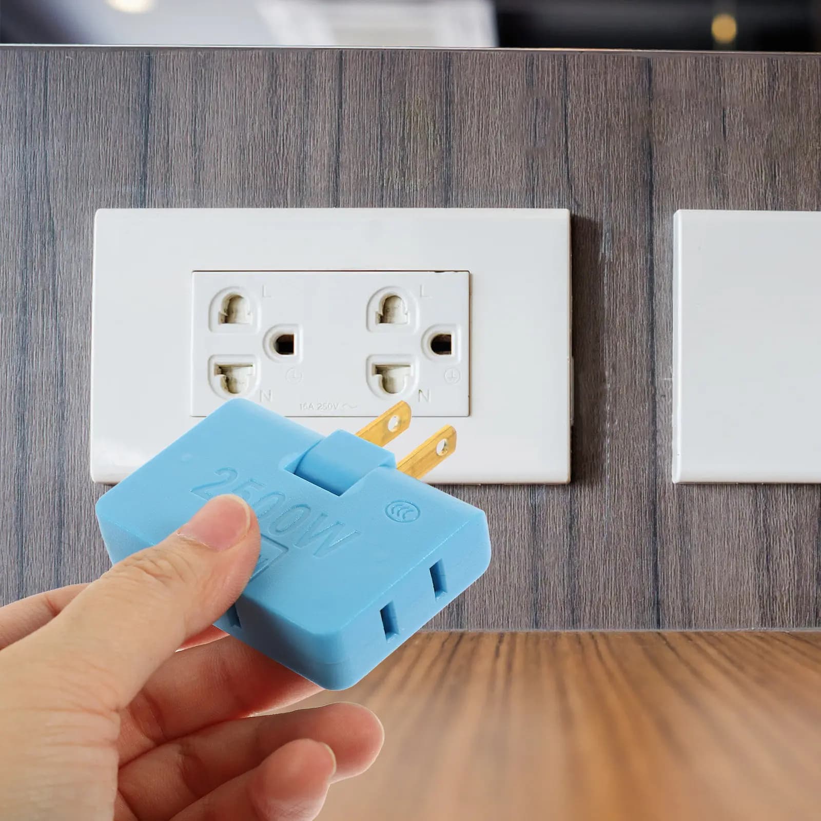 Adattatore Multipresa Piatto da 2 Pezzi per Casa, Estensore Multipresa da Viaggio per Cucina e Giardino, Blu