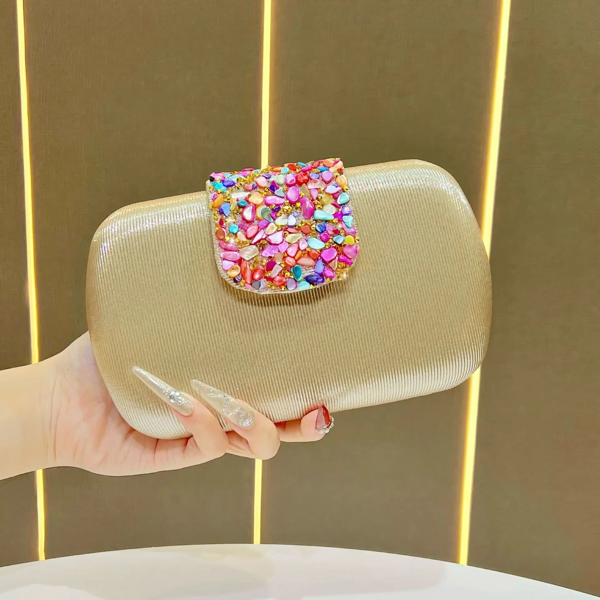 Borsa a mano da donna con catena, borsa a tracolla alla moda e versatile, borsa da sera per cena con diamanti in pietra colorata di lusso