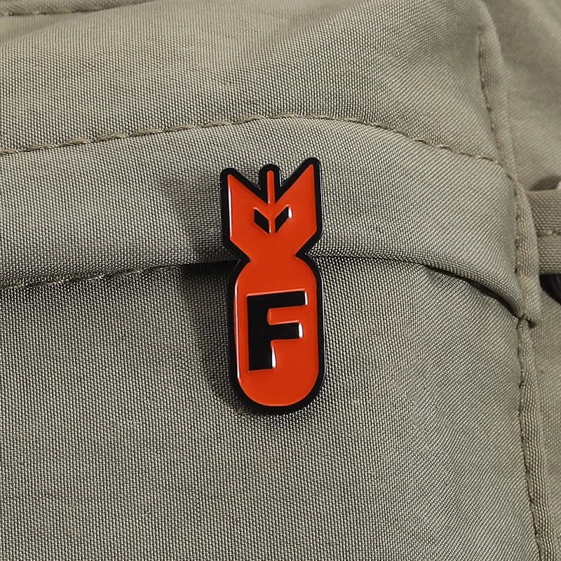Cartoon Red Bomb F Logo Spille smaltate Gioco di film classico Spille in metallo Zaino Vestiti Distintivo da bavero Regalo di gioielli per bambini Amici