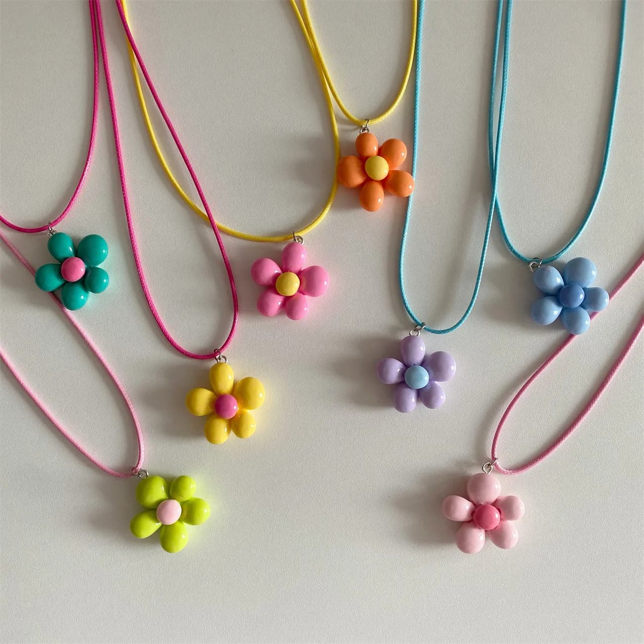 LATS Collana con ciondolo fiore dolce colorato per donna Ragazza Girocolli con catena in corda con design floreale Regalo di gioielli di moda