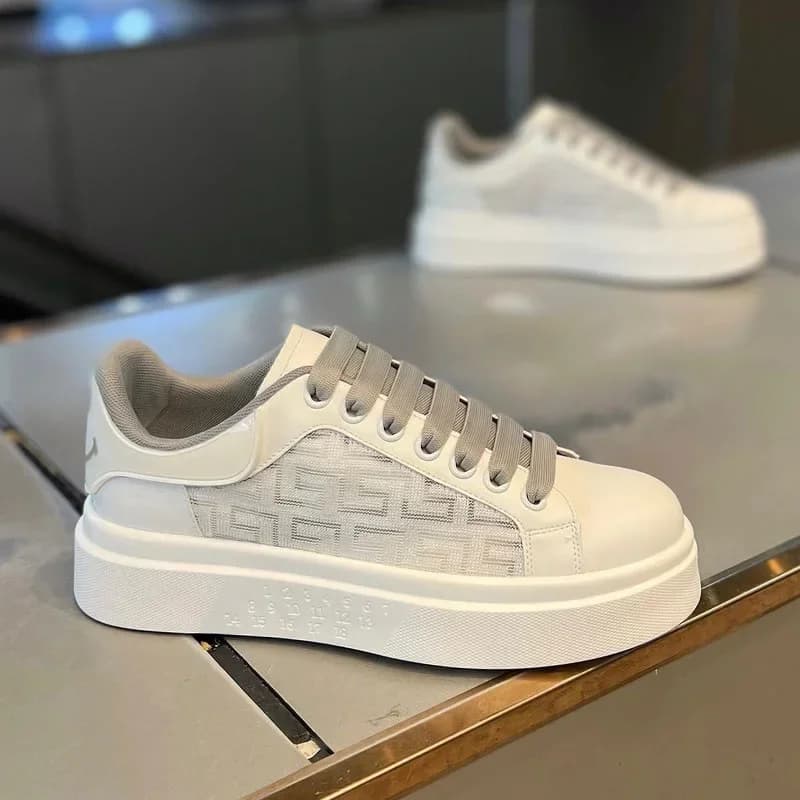 2025 Scarpe da ginnastica traspiranti da uomo nuove Tendenza moda Scarpe casual versatili Scarpe da corsa sportive con suola spessa e altezza crescente