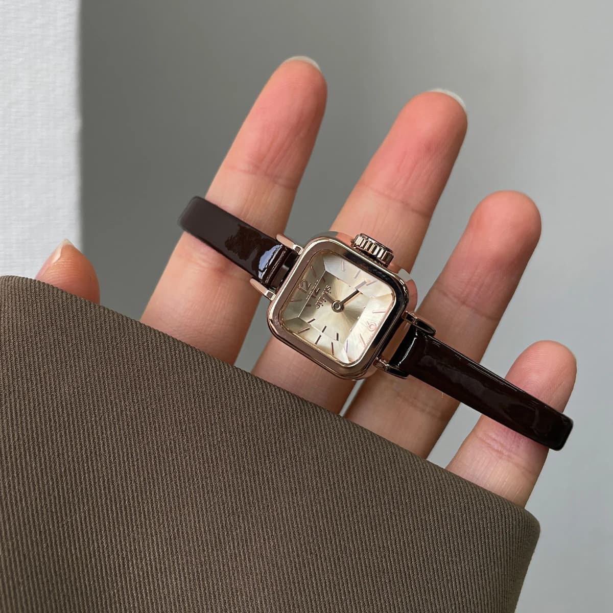 CILOA Nuovo orologio al quarzo leggero di lusso da donna di ispirazione vintage - Quadrante quadrato, cinturino in pelle, elegante, impermeabile