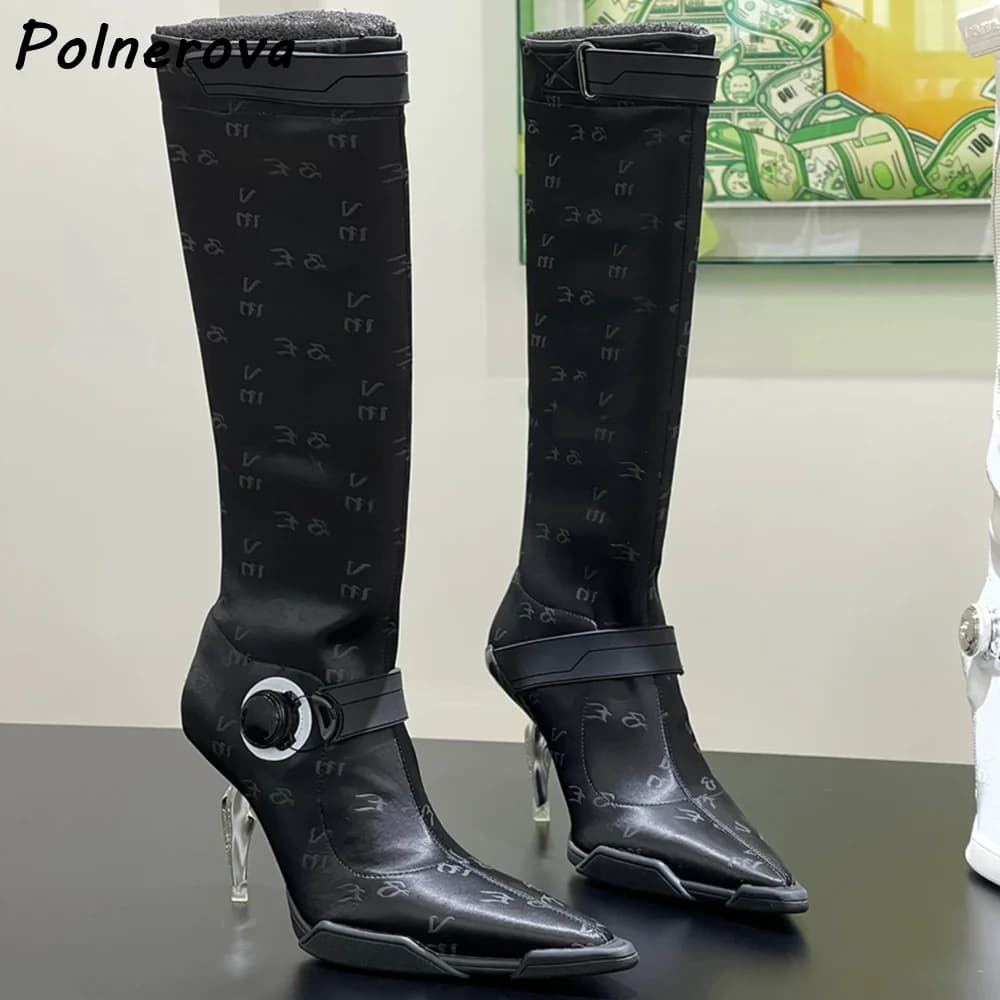 Stivali futuristici techwear alti fino al ginocchio con tacco scultoreo in metallo, scarpe in raso con monogramma stampato, scarpe cyberpunk a punta, sexy stiletto.