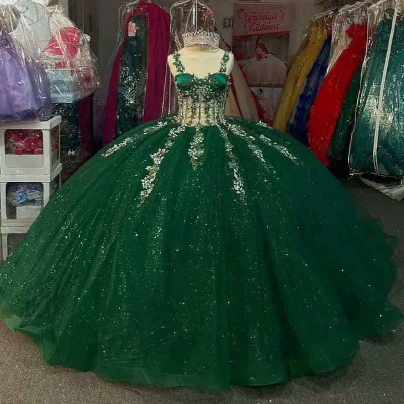 Abito Quinceanera verde lucido con spalle scoperte glitter di cristallo Decalcomania in pizzo Coda lunga Abiti da 15 Quinceanera Personalizza