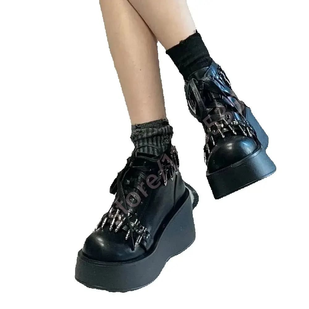 Sneakers Gotiche Nere da Donna con Plateau, Decorazioni a Proiettile, Stivaletti con Lacci e Zeppa, Stile Punk, Tacco Grosso, Scarpe Casual da Festa