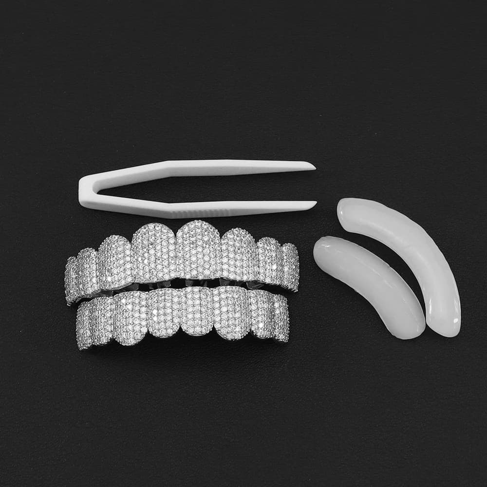 Grillz per Denti Placcati Argento con Zirconi CZ, Set Completo Superiore e Inferiore, Stile Hip Hop, con Stampi in Silicone per Cosplay da Rapper