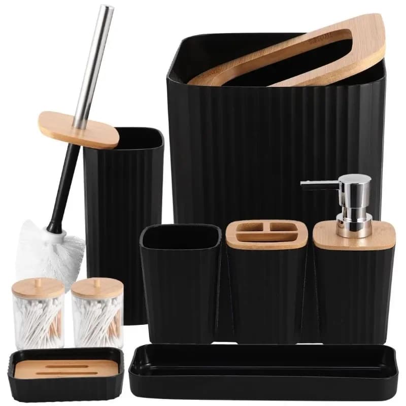 Accessori da bagno eleganti e moderni, tra cui un portasapone, un porta spazzolini e dentifricio, e un dispenser per lozione.