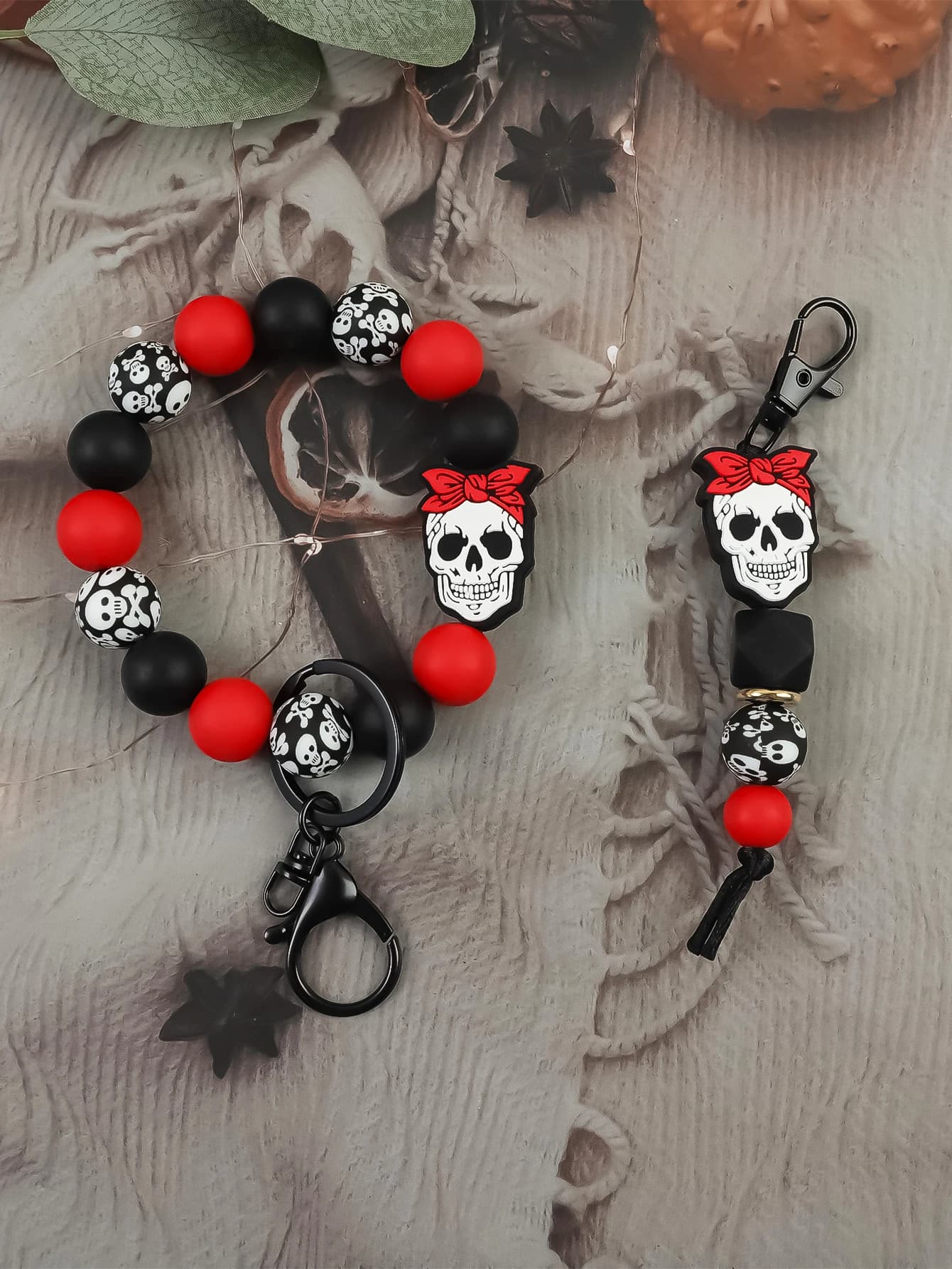 Set di 2 Braccialetti Portachiavi con Perline in Silicone a Forma di Teschio per Halloween - Bracciale e Portachiavi Gotico Nero e Rosso da Donna, Adatto per Feste