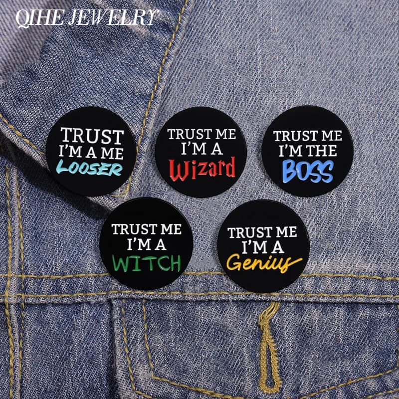 Trust Me sono una strega smalto spille personalizzate citazione divertente spille rotonde giacca risvolto zaino distintivo gioielli Punk regalo per gli amici