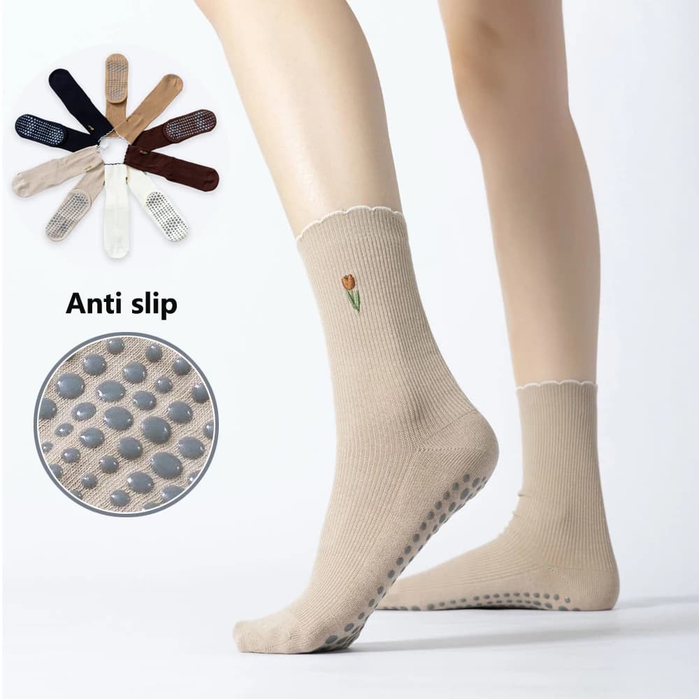 Pilates yoga socks with flowers embroidered for women Sports socks anti slip floor socks trendy socks for all matches