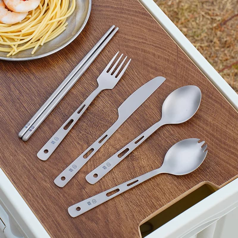 Set da Pranzo Portatile in Titanio per Esterni, Cinque Pezzi, Confezione Regalo, Utensili da Picnic e Campeggio, Custodia per Trasporto, Uso Domestico e in Cucina, Coltello, Forchetta, Cucchiaio