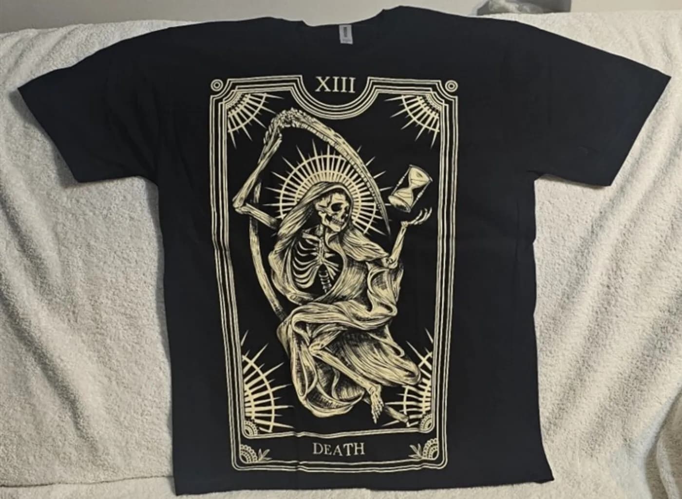 T-shirt con stampa di un scheletro, la Morte, dal Tarocchi del Numero Tre-Quindici (13)