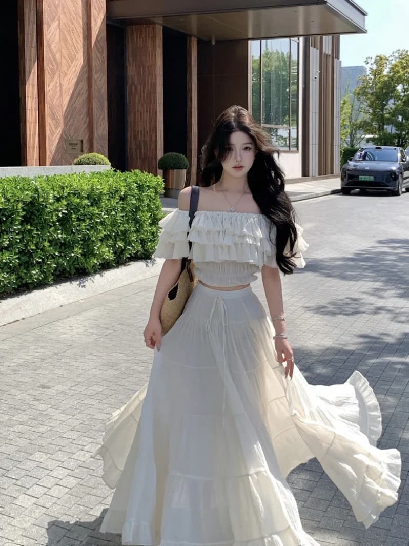Completo estivo da donna alla moda con gonna lunga a vita alta e top a spalla singola con pizzo e gonna midi, due pezzi.