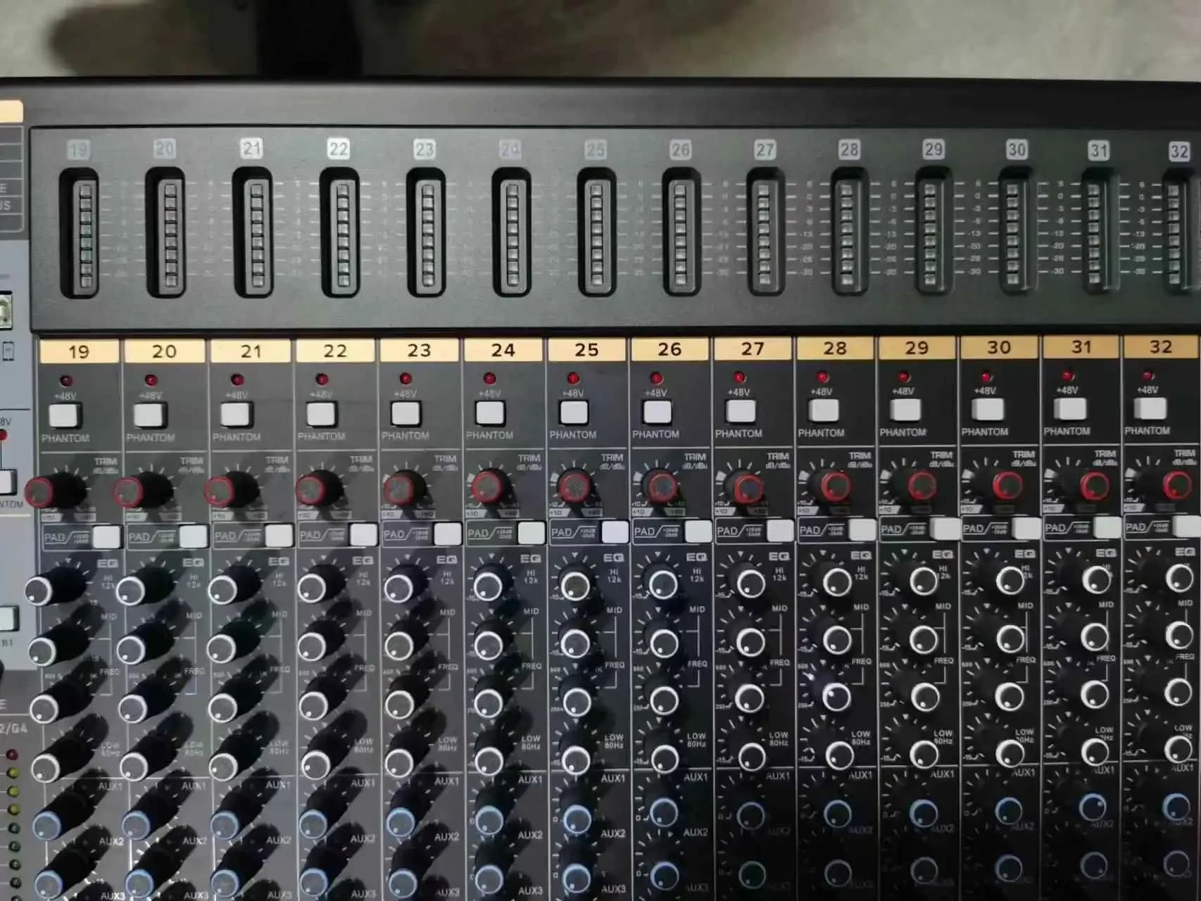 Best Seller XTUGA TB-32 Mixer Audio Professionale 32 Canali (28 Ingressi Mono Microfono + 2 Ingressi Stereo) Alimentazione Phantom 48V e USB