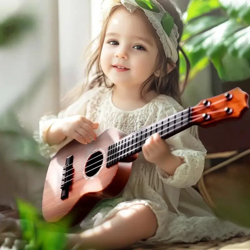 1 Pezzo Chitarra Giocattolo Educativa per Bambini 26/35cm, Strumento Musicale a 4 Corde con Plettri, Simula il Ukulele