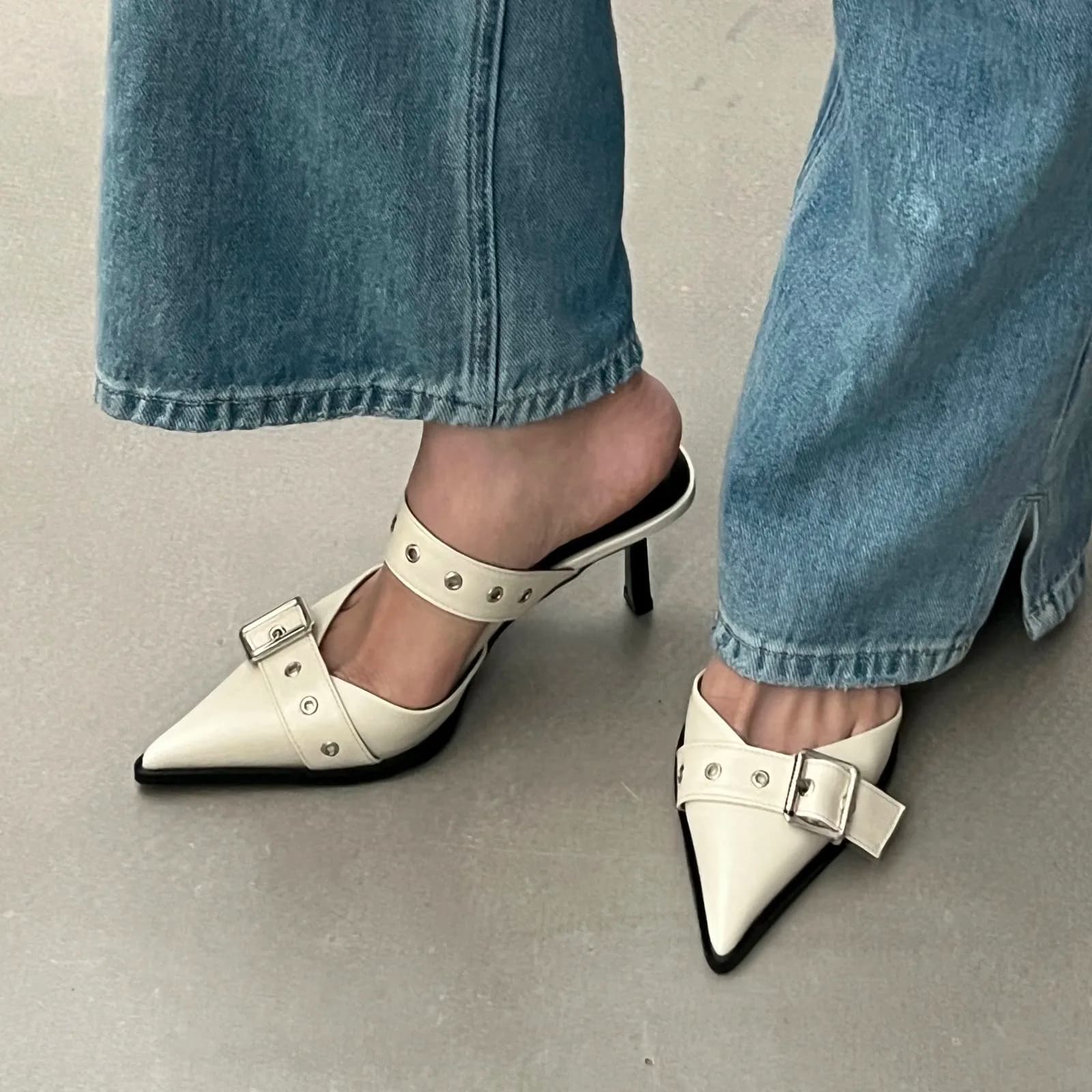 NUOVA fibbia per cintura a punta estiva fibbia per cintura con tacco sottile scarpe singole Baotou da donna sandali con tacco alto vuoti con retro argento