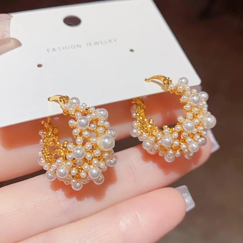 Orecchini a Cerchio di Lusso con Perle Scintillanti e Design Traforato per Donne, in Argento Sterling 925 Placcato Oro 18K, Accessori per Serate e Appuntamenti