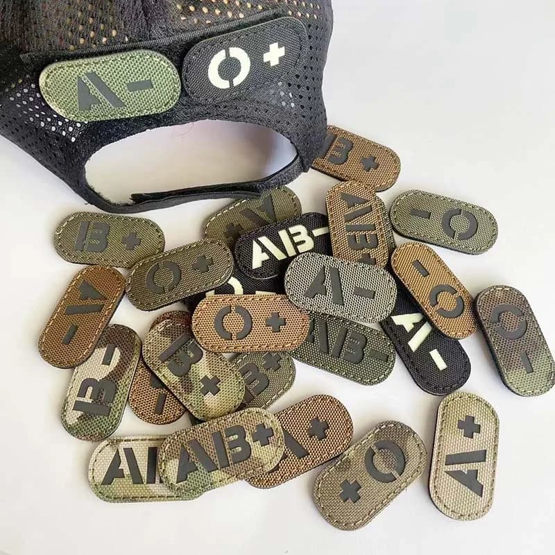 5*2.5 CM Riflessione IR Sangue Tipo AB O POS NEG Embleem Toppe con gancio e anello, Distintivi tattici Adesivi per vestiti Bagliore nel buio