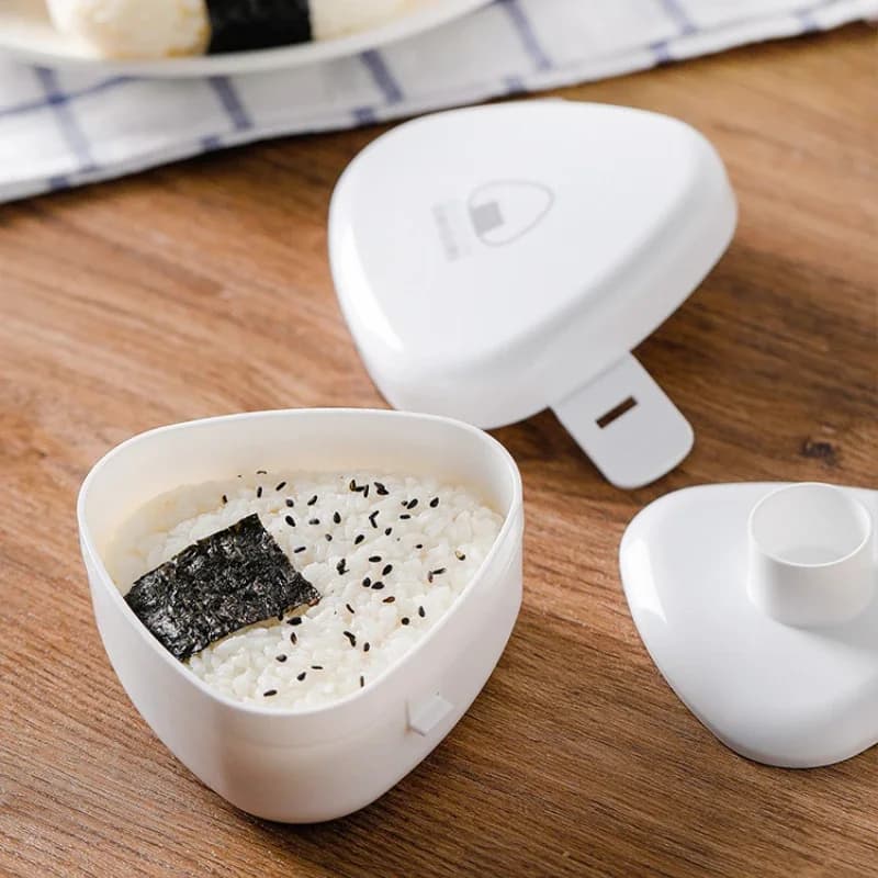 La scatola Bento con stampo triangolare per riso e rotolo di verdure può essere riscaldata al microonde per realizzare un pranzo al sushi per bambini