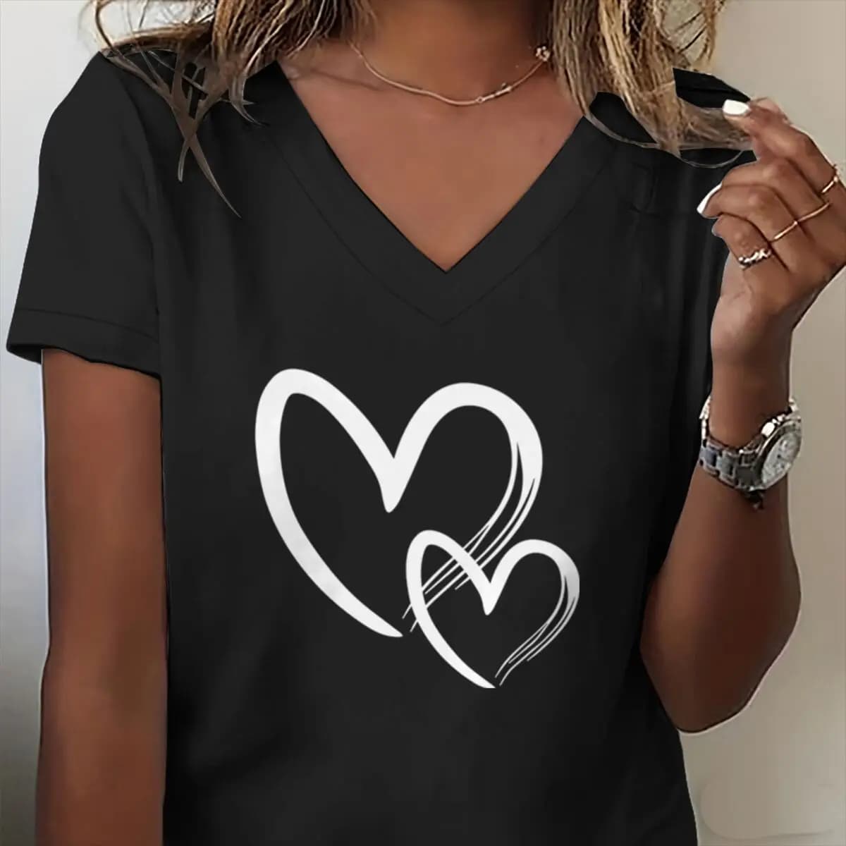T-shirt con stampa a cuore da donna, top casual Harajuku estivo a maniche corte con scollo a V, abbigliamento femminile con grafica a cuore
