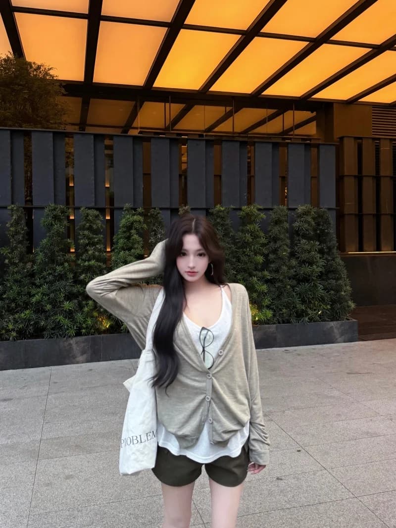 Completo Estivo da Donna: Cardigan Aperto a Maniche Lunghe con Scollo a V, Top a Canotta e Pantaloncini a Vita Alta a Gamba Larga - Set Tre Pezzi con Protezione Solare