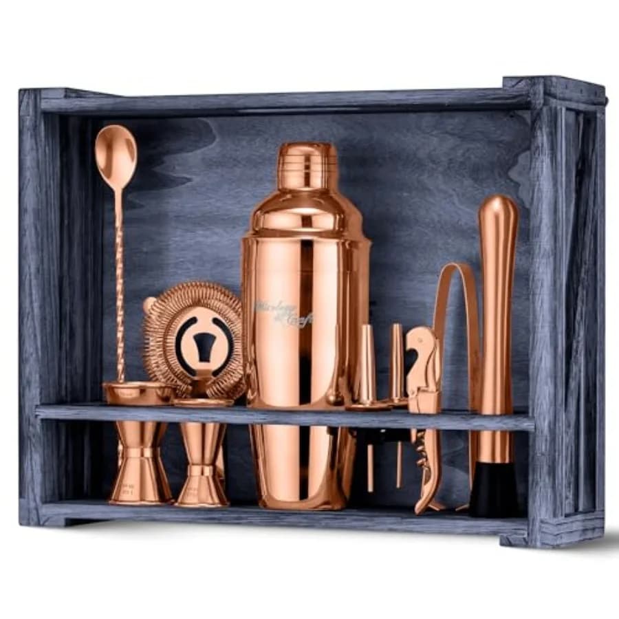 Set Shaker per Cocktail Rustico con Supporto in Legno, Kit Completo da Bar con Shaker da 24 Oz, Doppi Jigger, Beccucci Versatori, Muddler e Colino