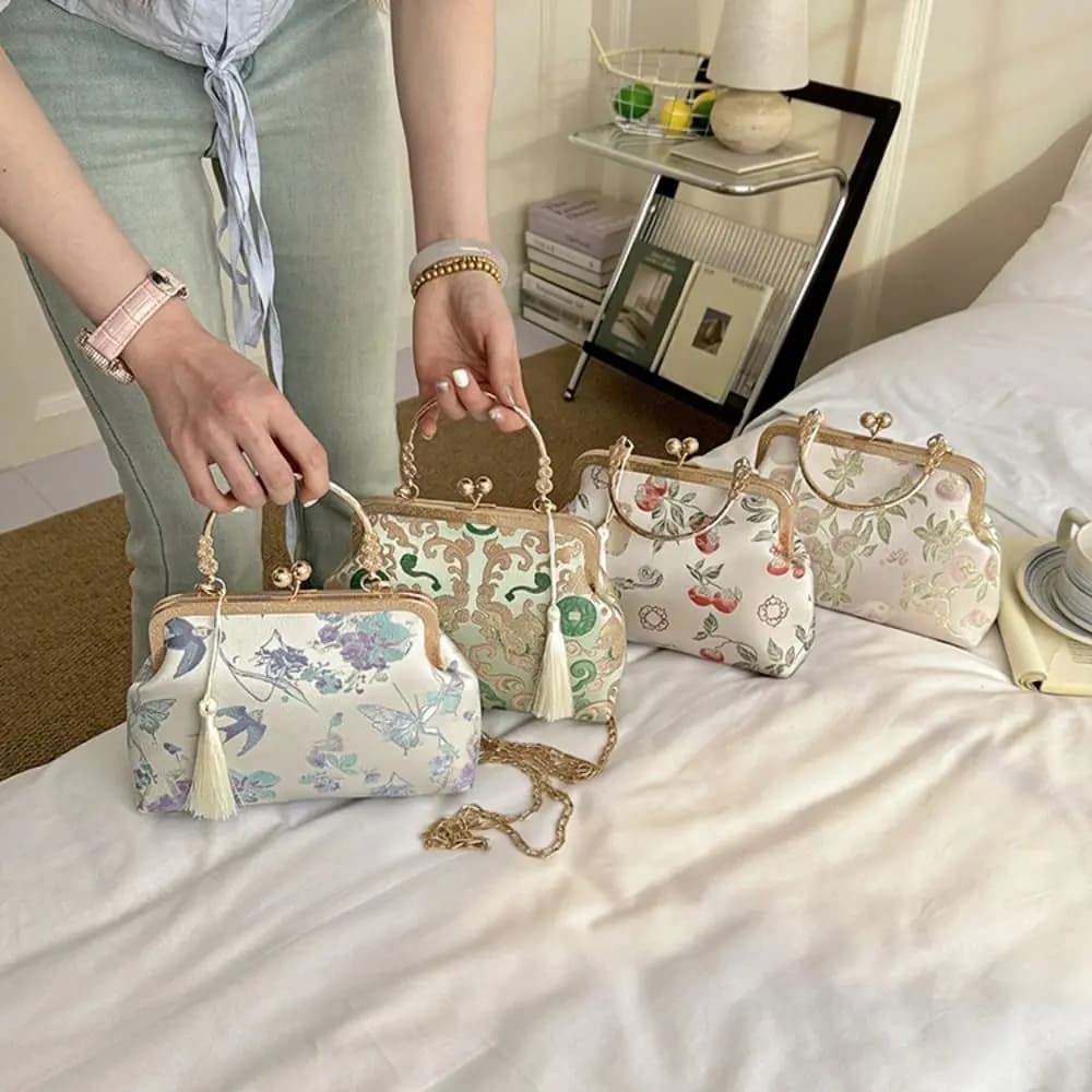 Metal Chain New Chinese Style Handbag Large Capacity Embroidered Kiss Lock Embroidery Shoulder Bag Single Shoulder Ancient Style