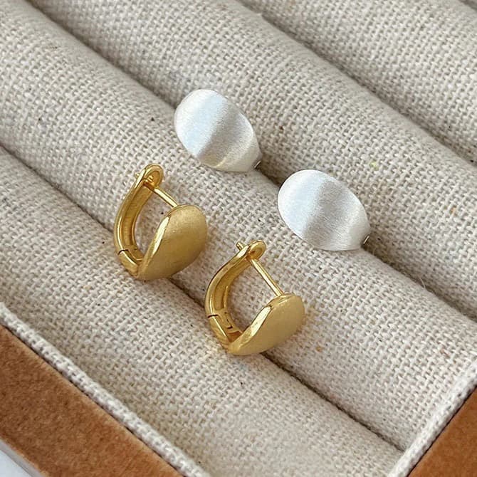 PONYKISS Orecchini a Cerchio Mezzo Arco Argentati con Finitura Satinata per Donna, Gioielli Classici alla Moda, Accessori Minimalisti