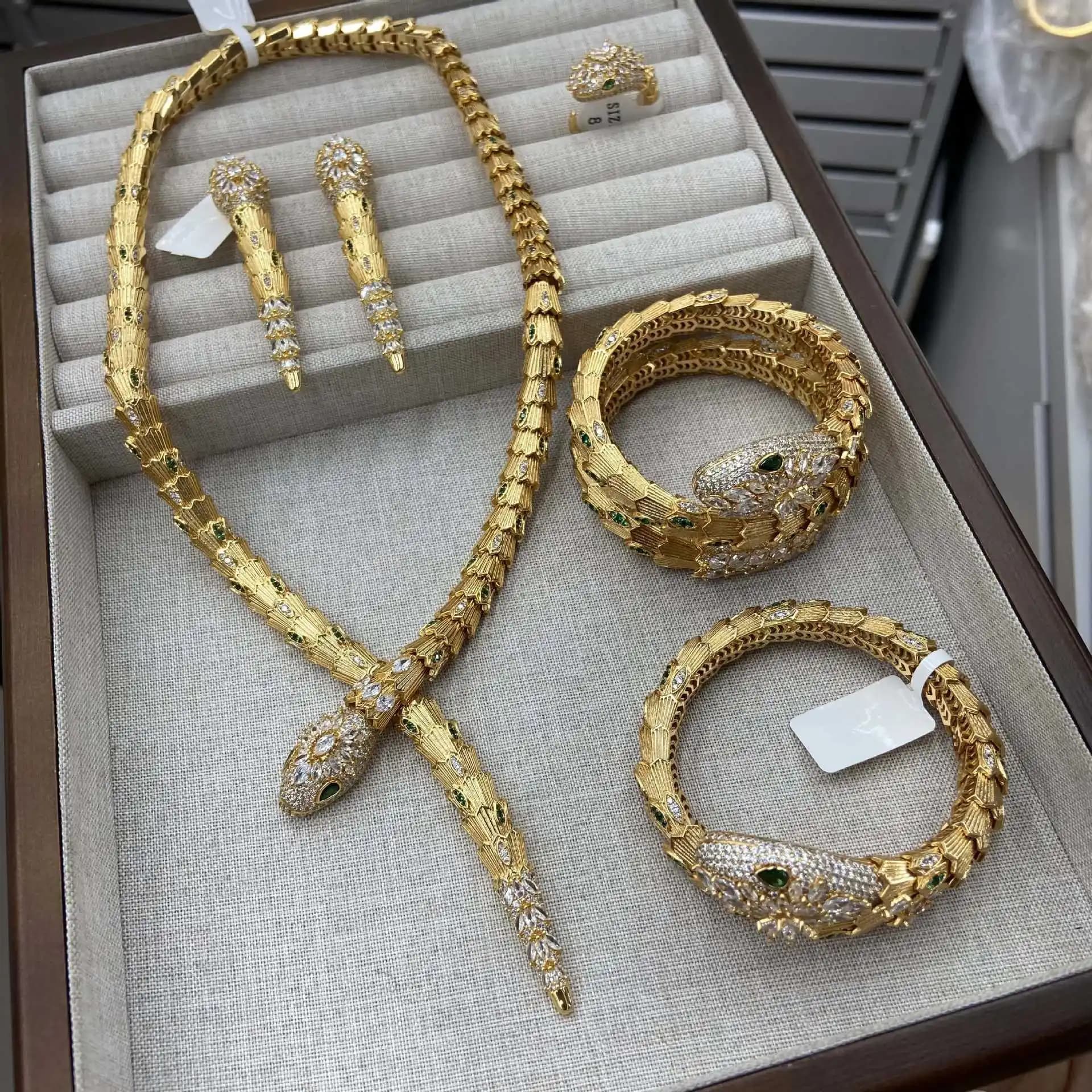 2025 Nuovo set di gioielli serpente di lusso leggero Collana alla moda e di fascia alta, bracciale alla clavicola, orecchini a bottone e un anello aperto