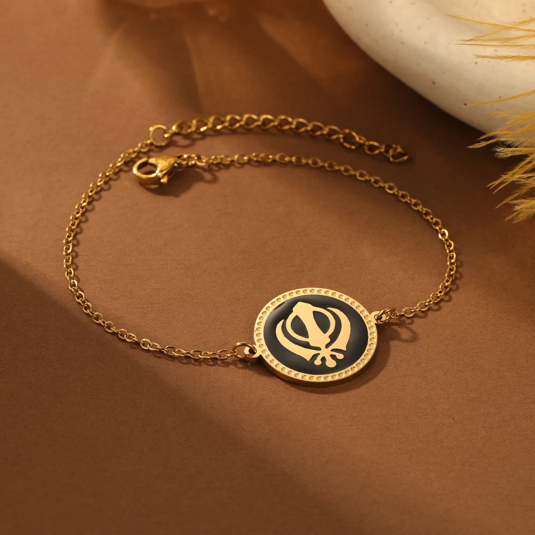 Bracciale simbolo KHANDA Nome personalizzato sul retro Bracciale Sikh Bracciale in acciaio inossidabile con smalto nero Regalo per uomo Gioielli Sikh