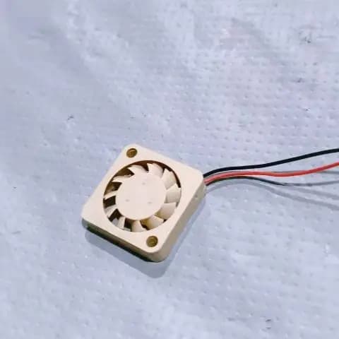 1 pezzo 1703 1.7cm 5V 3.3v 1.7cm Ventola di raffreddamento Micro Uav ad alto giro UF3H3-700 2 fili Fili nudi Drone Ventola di raffreddamento Accessori