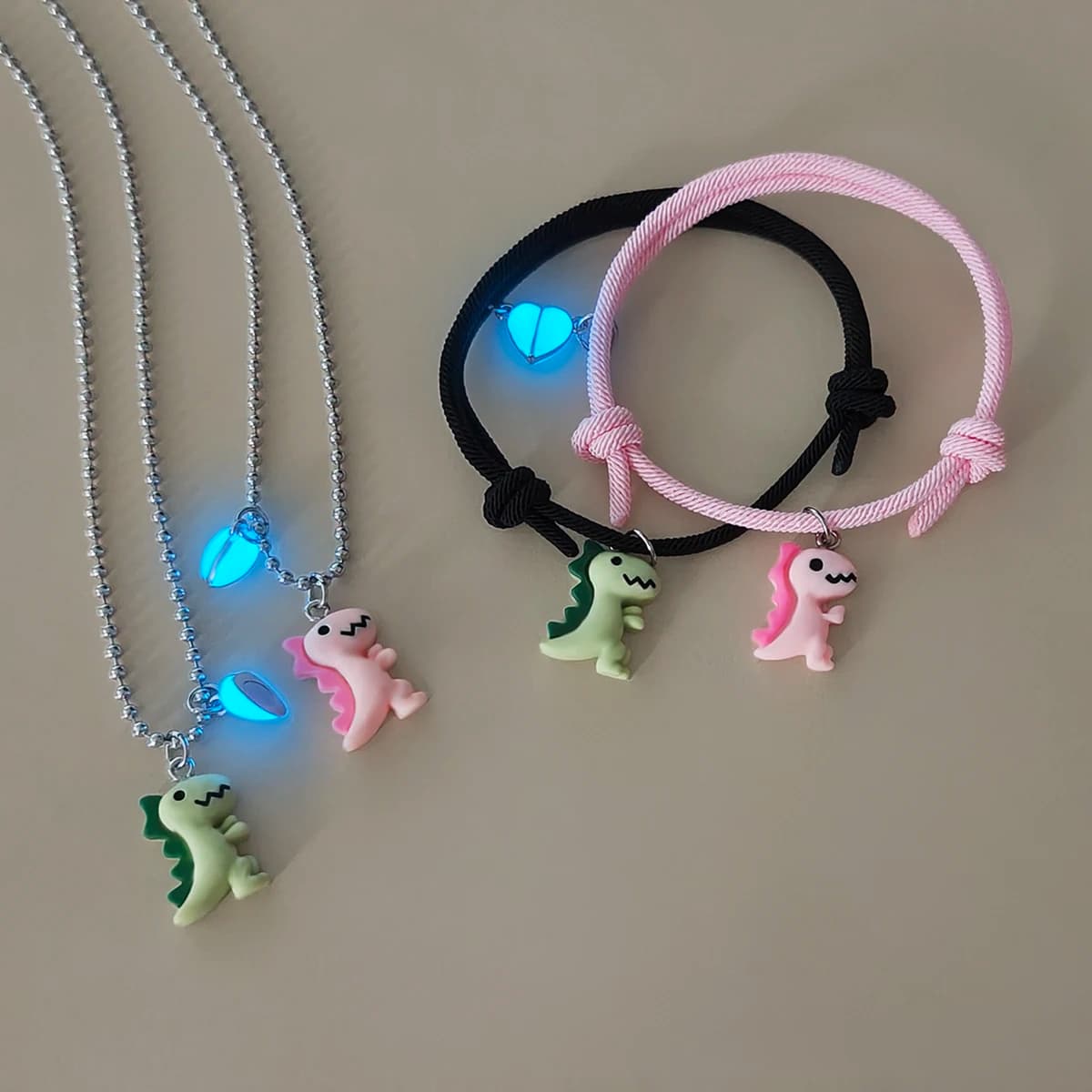 4 pezzi/Duo cuore luminoso accessori a forma di dinosauro coppia collane bracciali set di gioielli per coppia di moda da donna