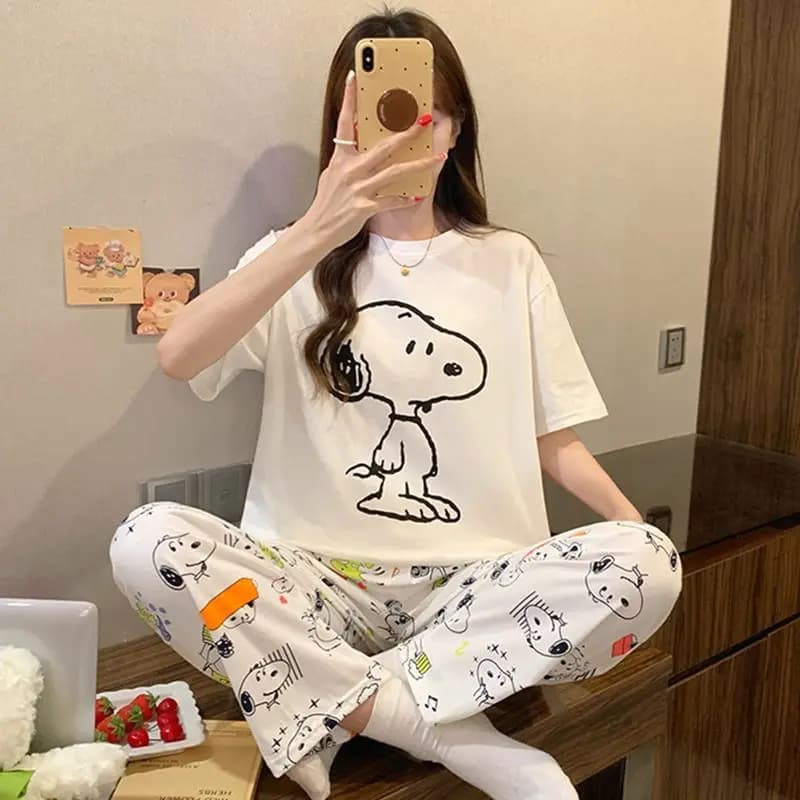 Pigiama Anime 2026 Nuovo Set Snoopy da Donna, T-shirt a Maniche Corte con Stampa Cartone Animato Carina + Pantaloncini, Pigiama Casual alla Moda per Ragazze, Abbigliamento da Casa