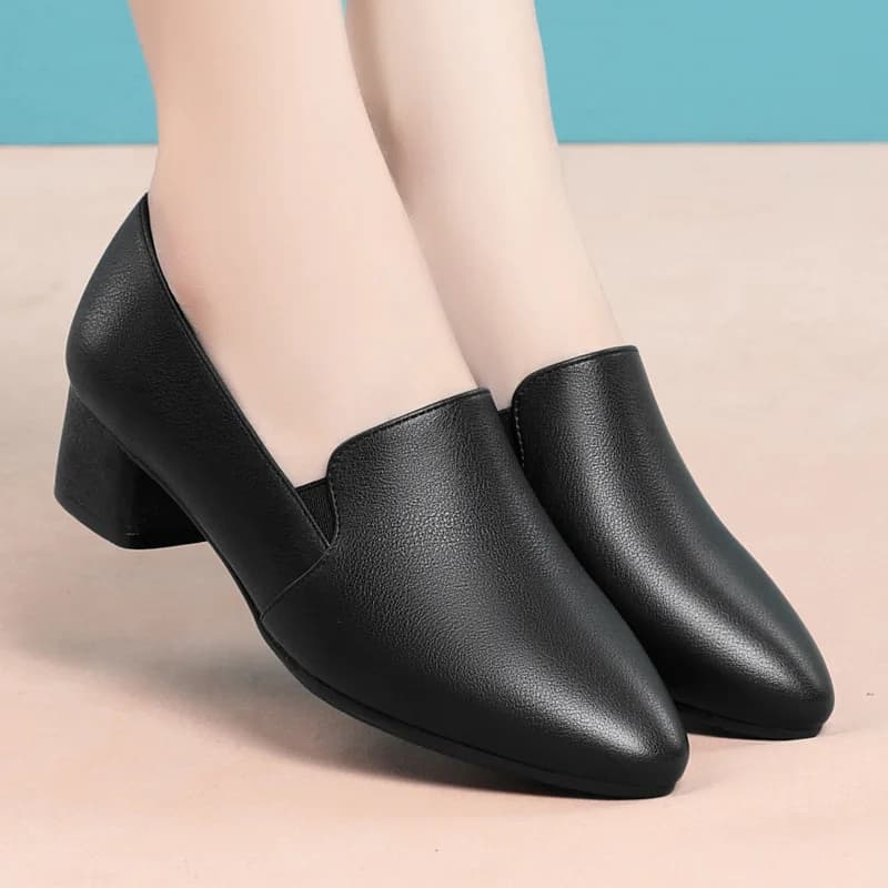 Scarpe nere poco profonde comode e traspiranti vintage tutte abbinate Mocassini in morbida pelle con tacco autunnale 2025 per il lavoro della mamma in ufficio