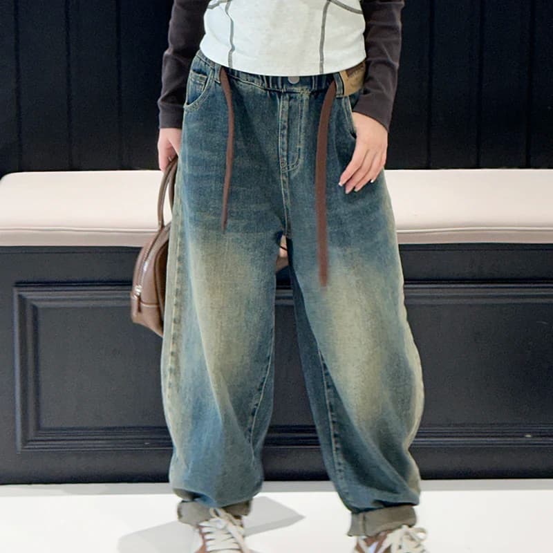 Jeans larghi da bambina, pantaloni primaverili e autunnali per bambini, lavati e effetto consumato, abbigliamento primaverile, pantaloni alla moda e di tendenza.