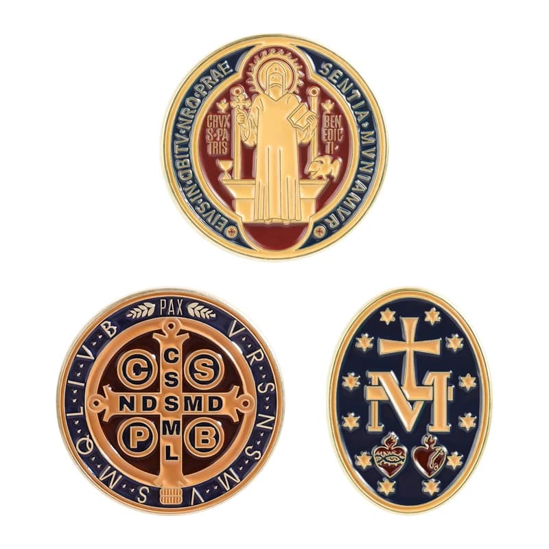 Spilla smaltata con croce e medaglia di santi cattolici, con preghiera latina di San Benedetto e della Vergine Maria, distintivo da risvolto, gioiello regalo