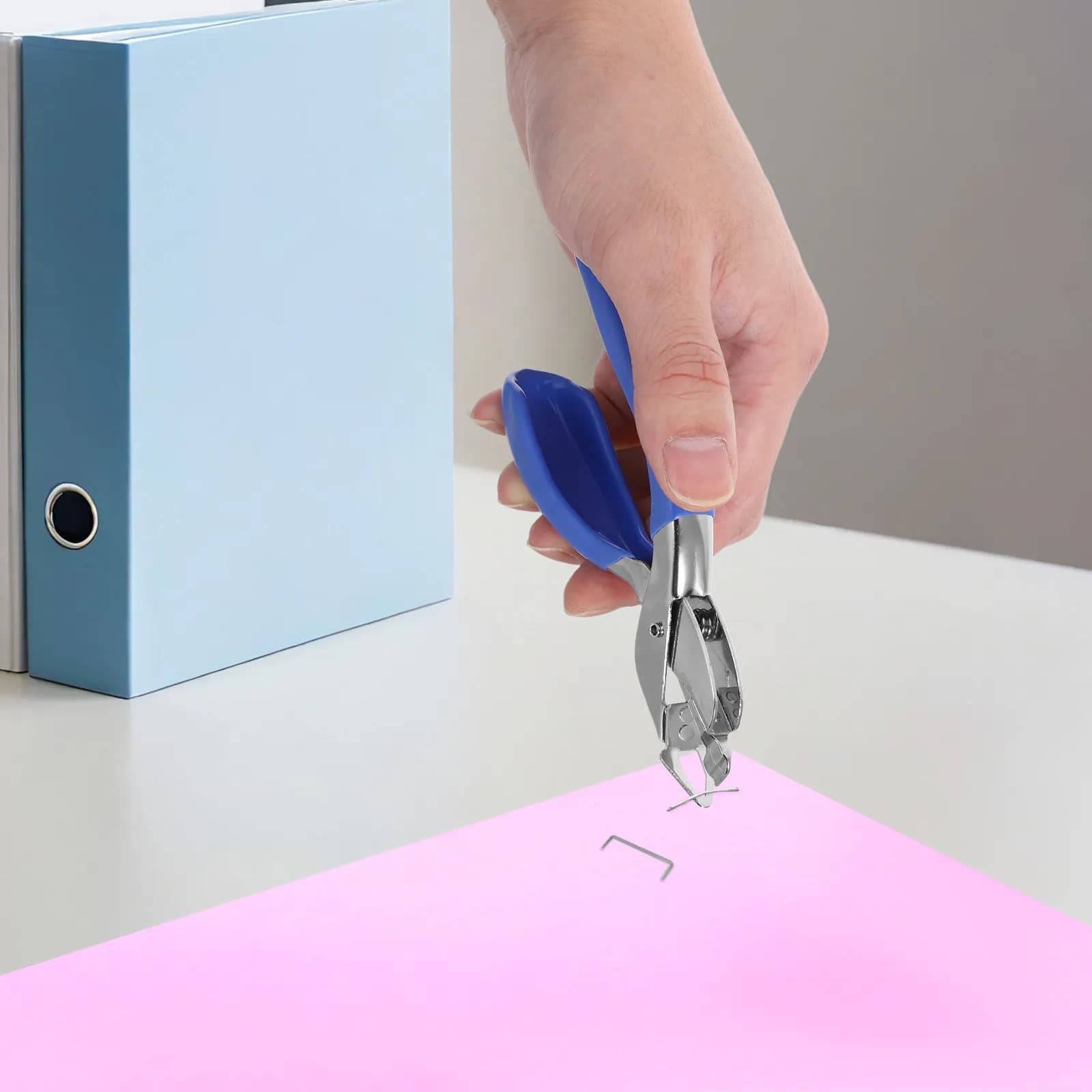 Estrattore di Graffette Universale Blu Ergonomico Portatile, Ideale per Ufficio, Scrivania, Scuola e Cancelleria