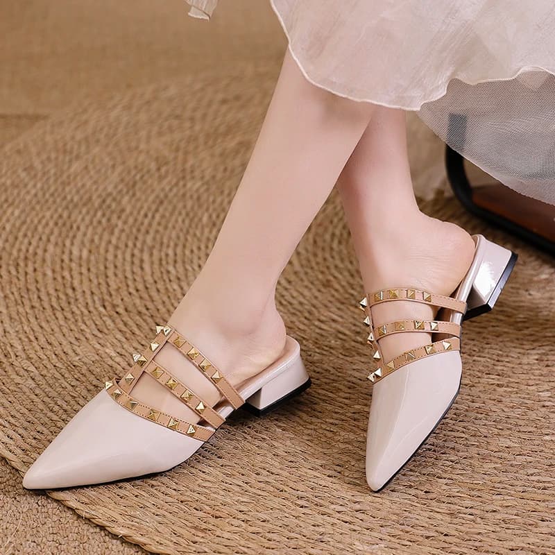 Sandali con borchie di alta gamma in pelle verniciata a punta, modello mule, da donna, estivi, per esterni, scarpe basse