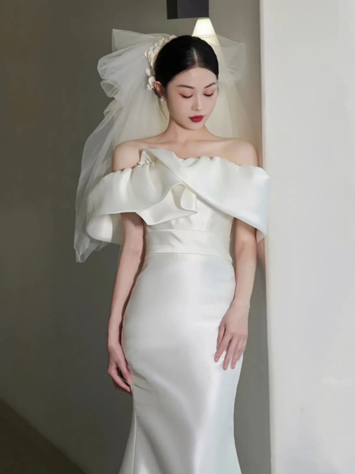 Abito da sposa monospalla in raso leggero, stile sirena semplice, bianco, stile fiabesco, per ricevimento all'aperto
