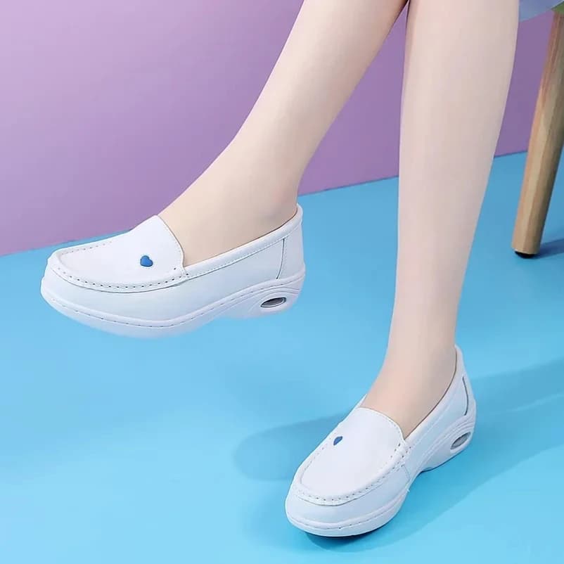 2025 Scarpe da donna Infermiera ospedaliera comode scarpe bianche con fondo morbido tacco in pendenza bianca pedale deodorante in pelle maggiorata