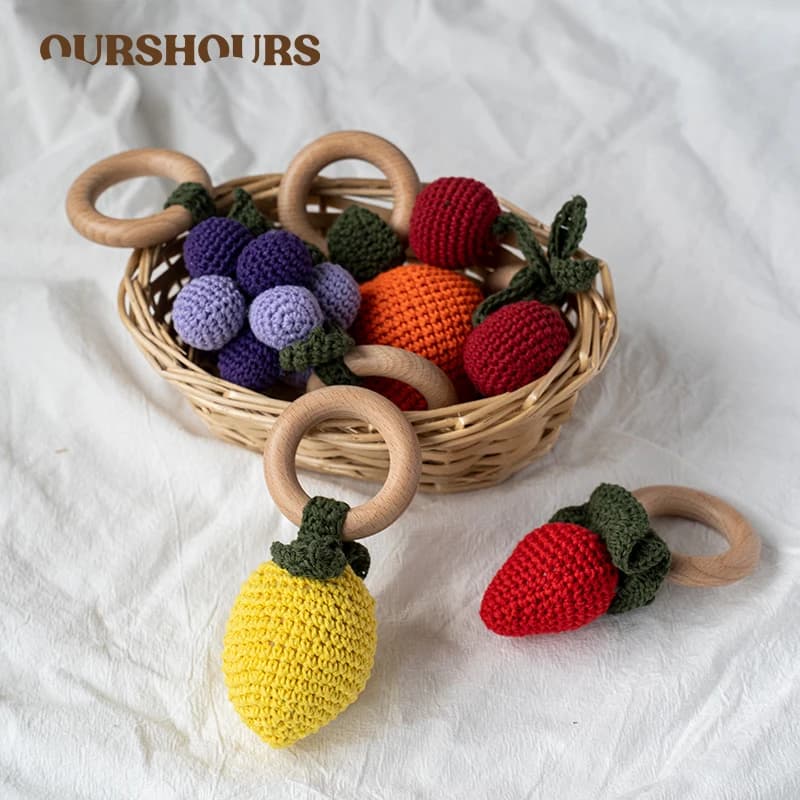1PC Del Bambino Frutta Crochet Sonaglio Giocattoli Braccialetto di Legno Limone Ciliegia Design Sonagli Giocattolo di Musica per I Più Piccoli Massaggiagengive Giocattoli Regali Neonati